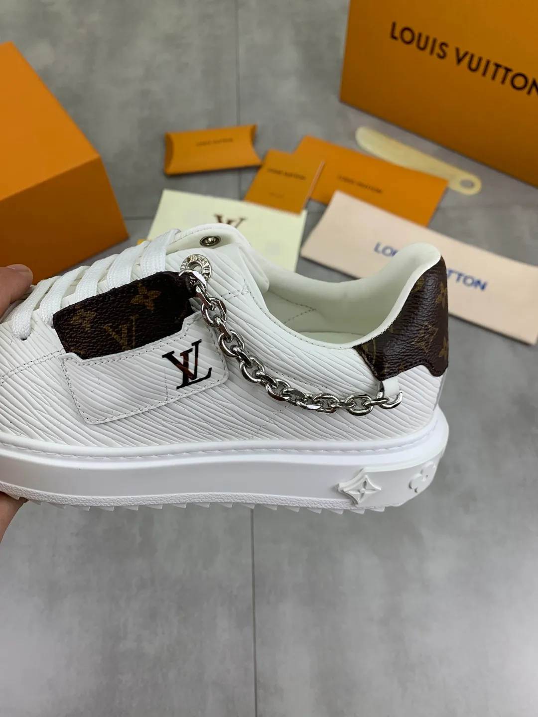 Men's men's shoes 💰P700 new style 💶 top version [LOUIS VUITTON] couple 🧑‍🤝‍🧑 craft style counter series (original order) new style 🍀LV Louis Vuitton - top version LV classic high-top trendy shoes! Made of imported original craft calfskin, original breathable lining, and original wear-resistant, lightweight, high-end TPU outsole! High quality products! 3️⃣ colors are available, size: female 35-39, male 39-44 (female 40, male 45 customized)